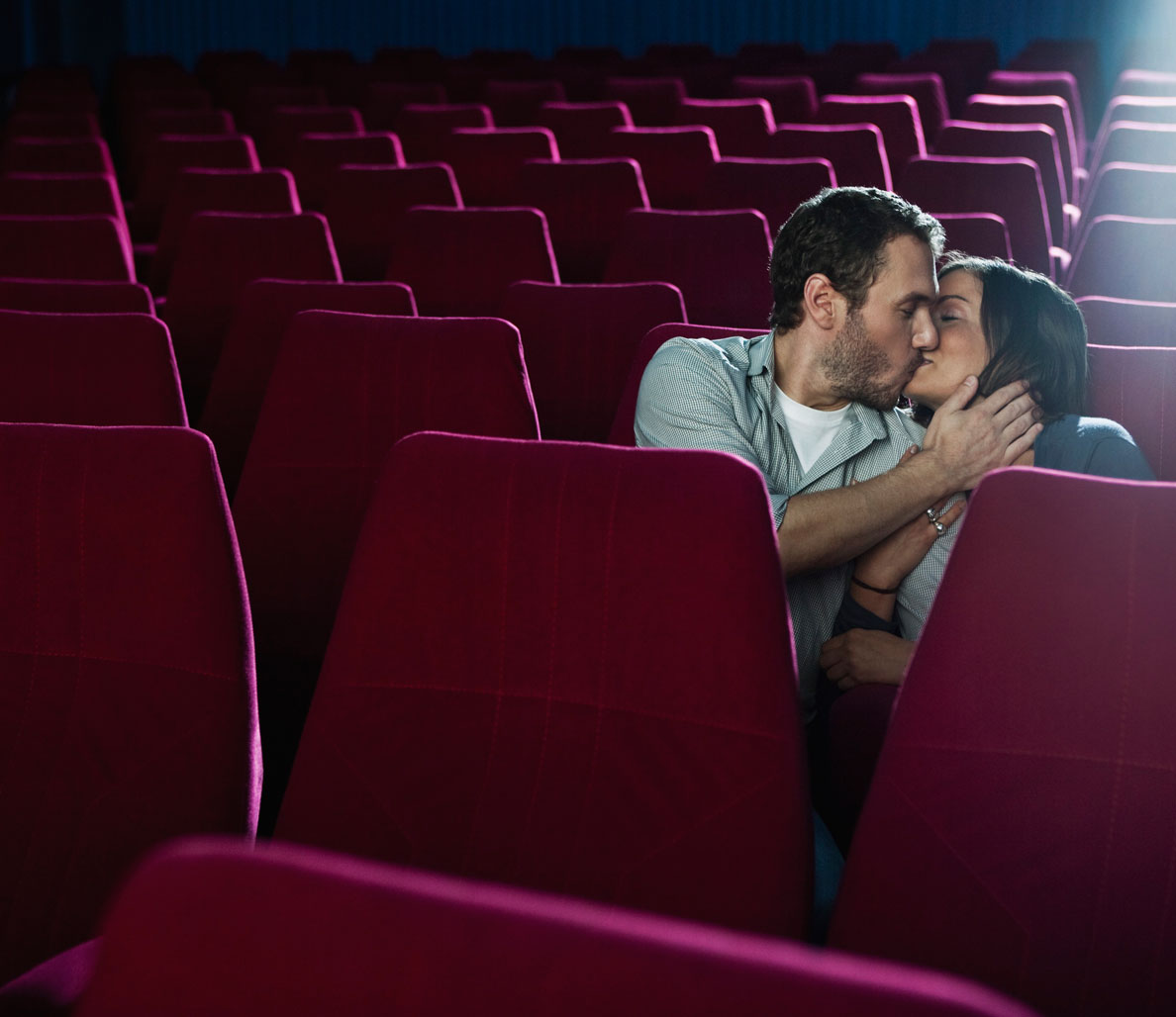 She loves going to the cinema. Поцелуй в кинотеатре. Последний ряд в кинотеатре. Кинотеатр для двоих. Парень с девушкой в кинотеатре.