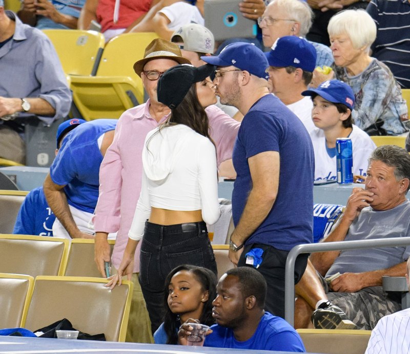 Emily Ratajkowski attends game 5 of the NLCS between the Chicago