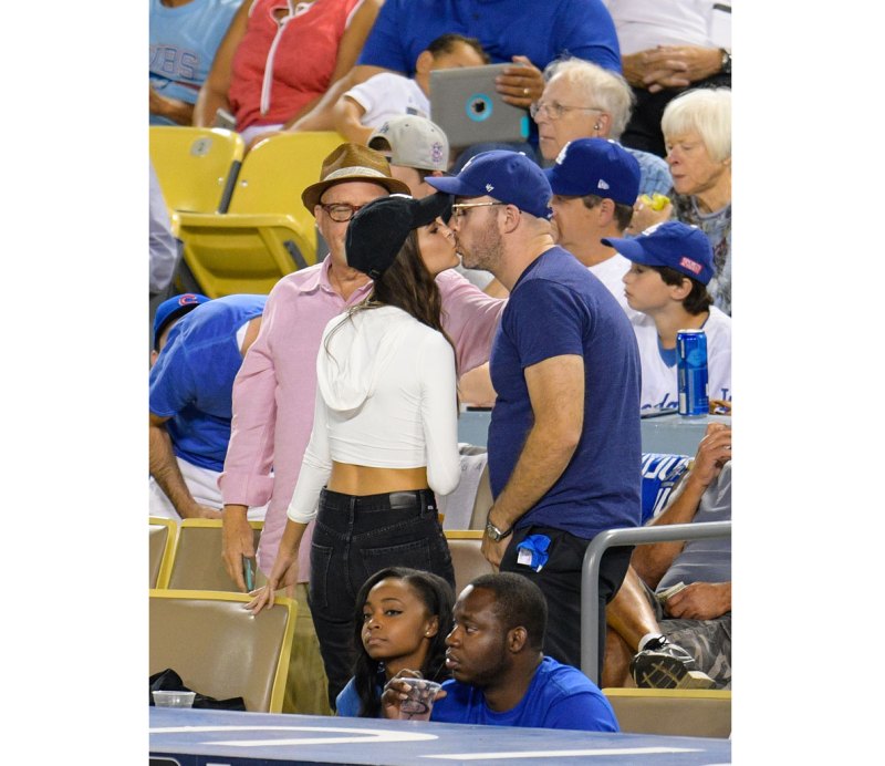 Emily Ratajkowski and Jeff Magid Attend Game 5 of the NLCS - Muscle &  Fitness