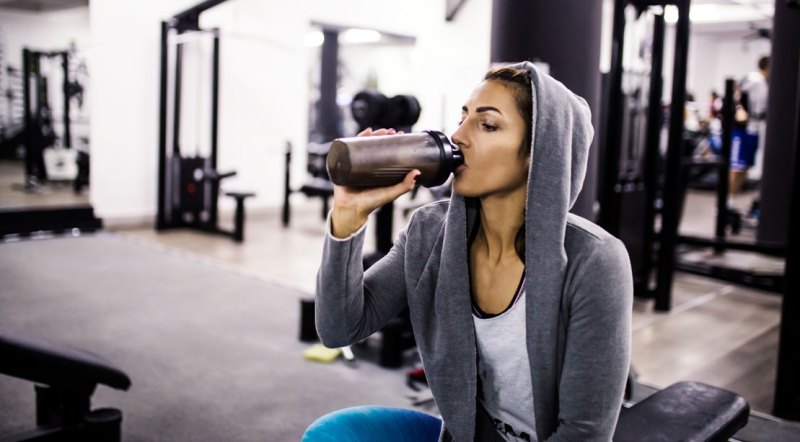 https://www.muscleandfitness.com/wp-content/uploads/2019/02/girl-with-blender-bottle-and-hoodie-681867596.jpg?w=800&quality=86&strip=all