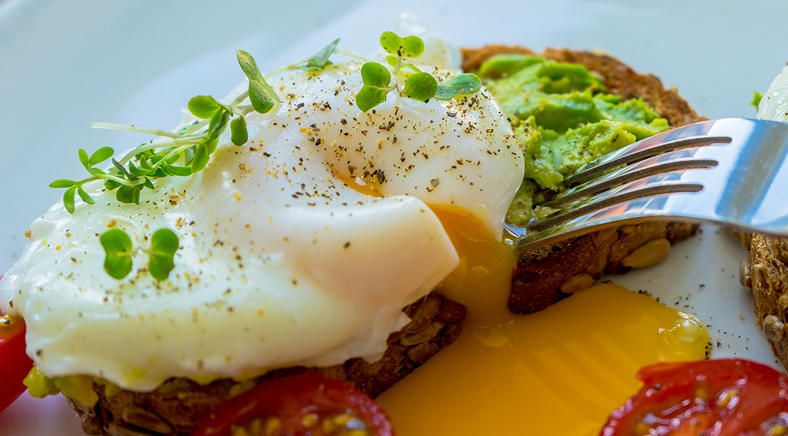 https://www.muscleandfitness.com/wp-content/uploads/2019/05/1109-Egg-Avocado-Toast-GettyImages-973485272.jpg?quality=86&strip=all