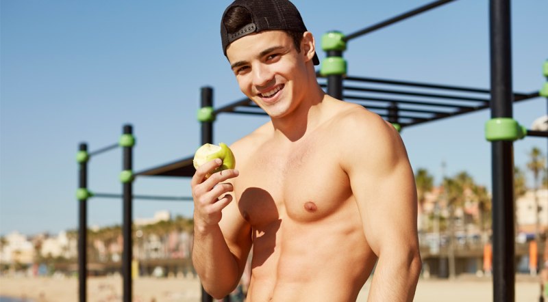 https://www.muscleandfitness.com/wp-content/uploads/2019/07/Man-Eating-Apple-Topless-Park.jpg?w=800&quality=86&strip=all