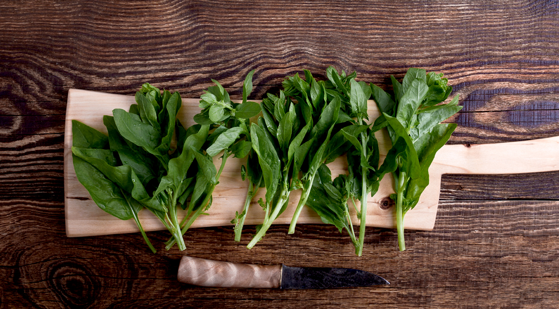 Spinach-On-Cutting-Board