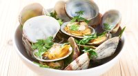 Steamed clams containing the micronutrient b12