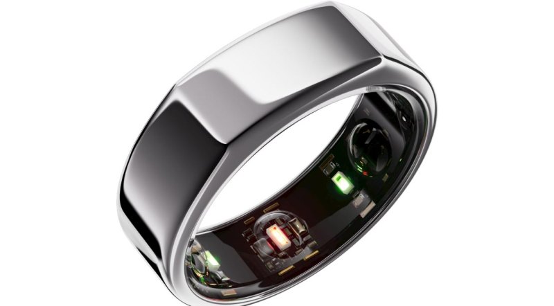 https://www.muscleandfitness.com/wp-content/uploads/2021/12/Oura-ring-a-fitness-tracker-inside-a-ring.jpg?w=800&quality=86&strip=all