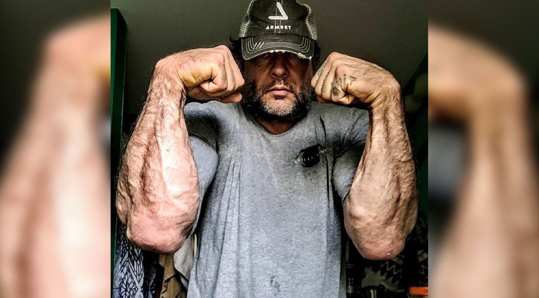 Devon-Larratt-flexing-his-arms-muscles.jpg