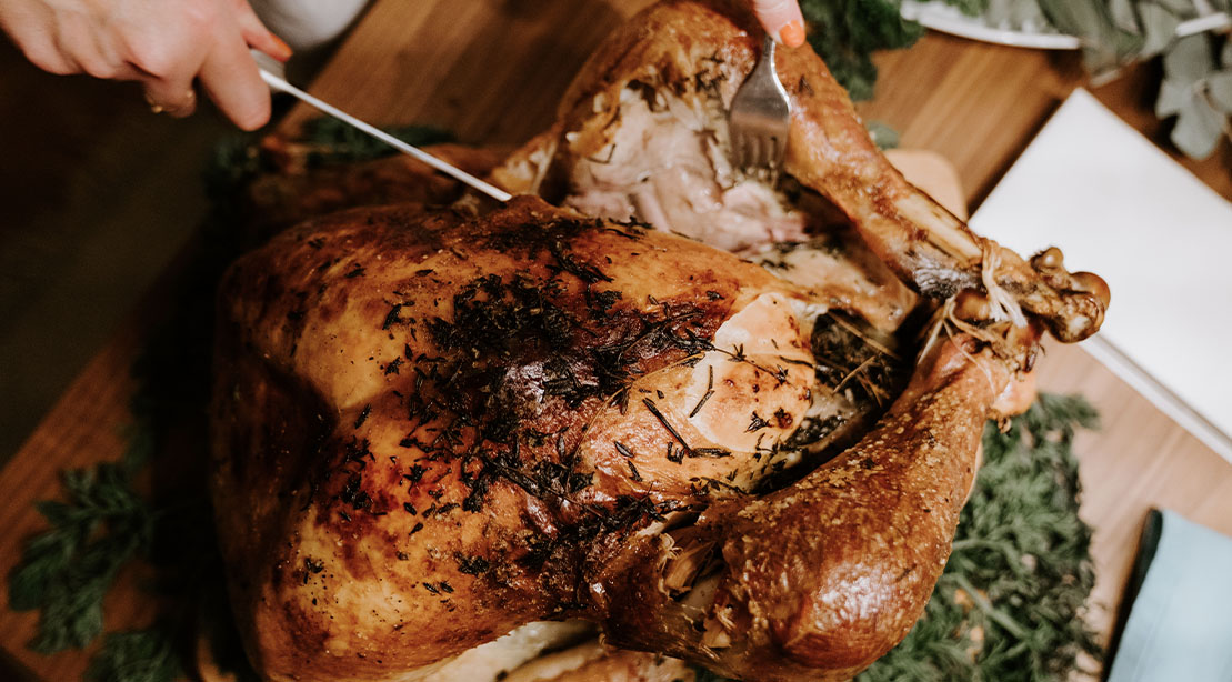 https://www.muscleandfitness.com/wp-content/uploads/2023/11/Person-carving-an-air-fryer-turkey-on-a-cutting-board-for-thanksgiving.jpg?quality=86&strip=all